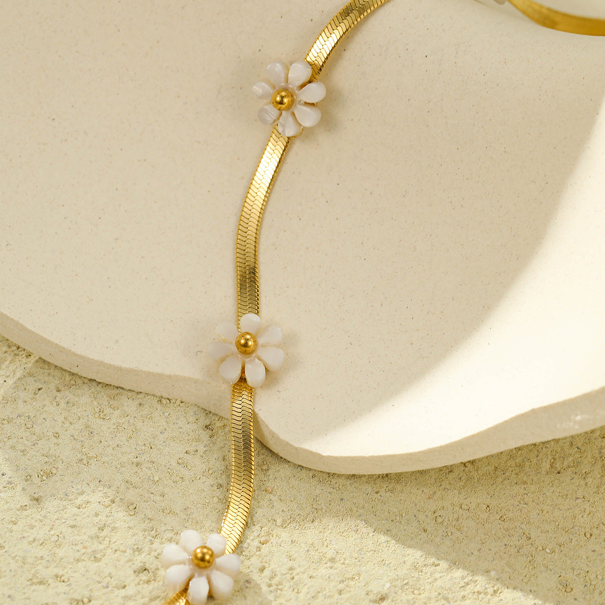 Daisy Floral Necklace | Stainless Steel & Shell | No Fading Clavicle Chain for Women | noémi
