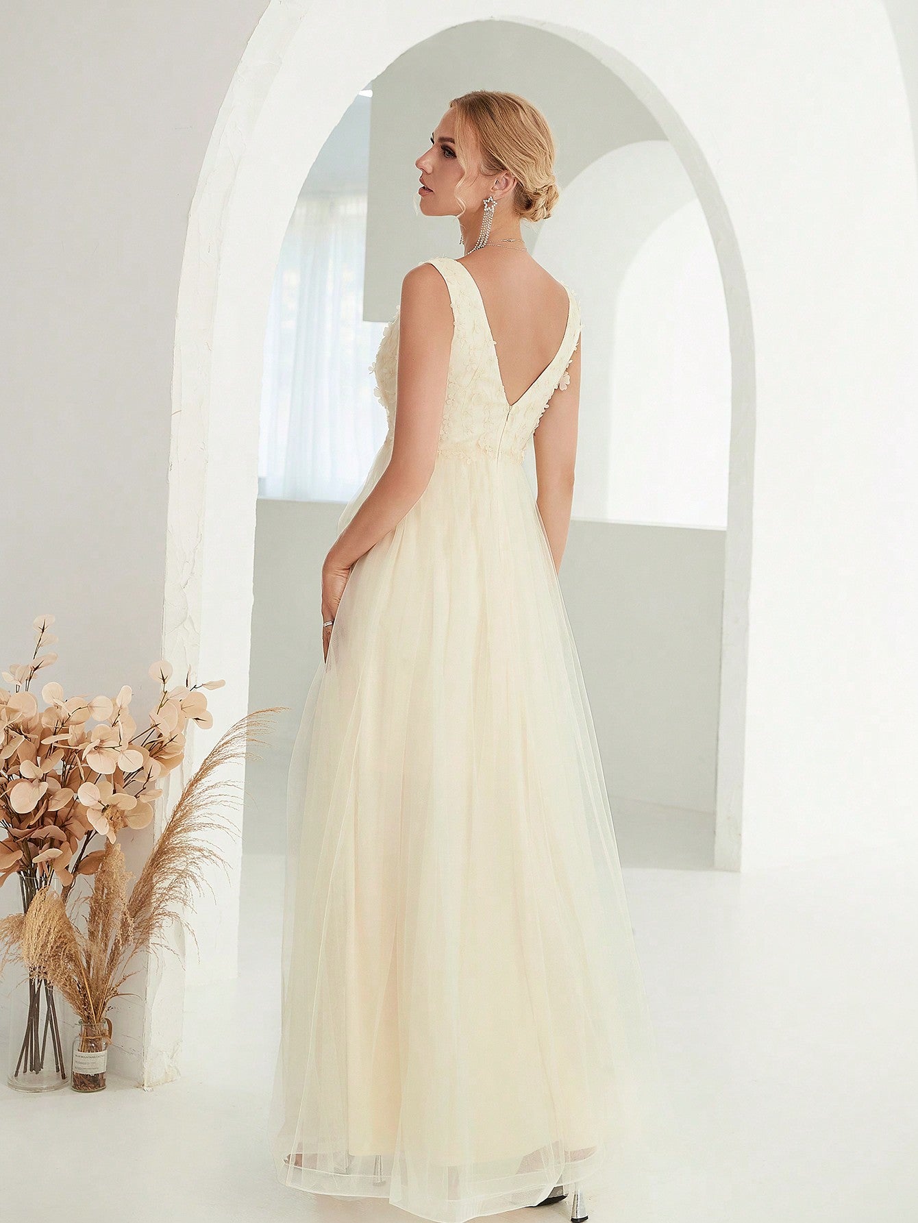 Womens V Neck Sleeveless Lace Dress | noémi