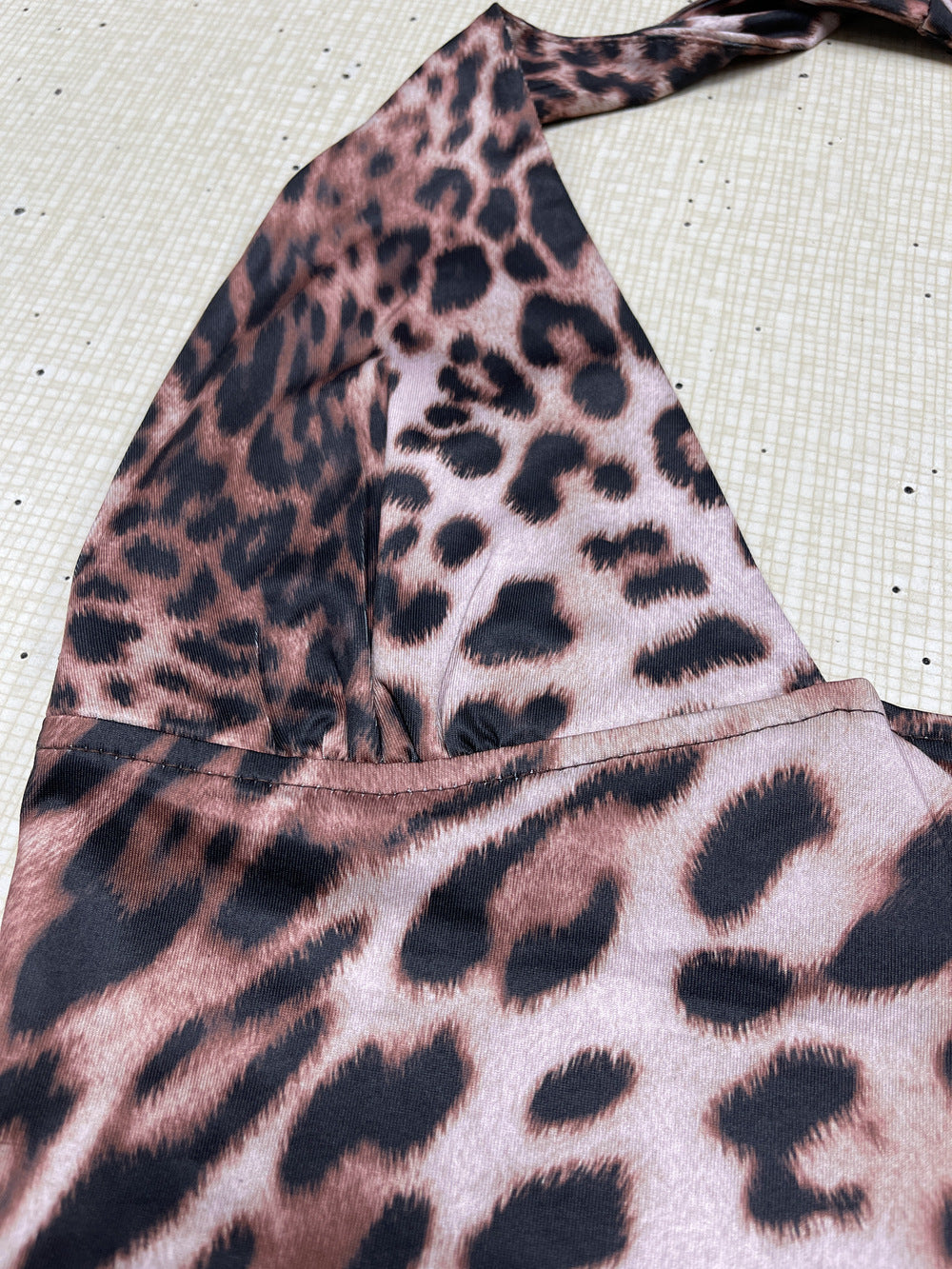 Womens Leopard Print Halter Neck Sleeveless Backless V Neck Crop Top | noémi