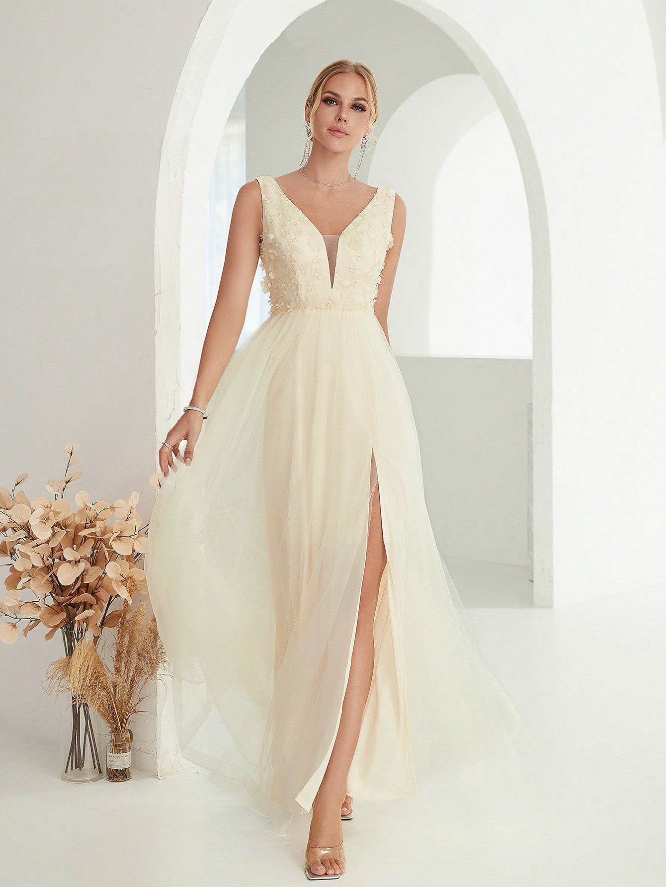 Womens V Neck Sleeveless Lace Dress | noémi