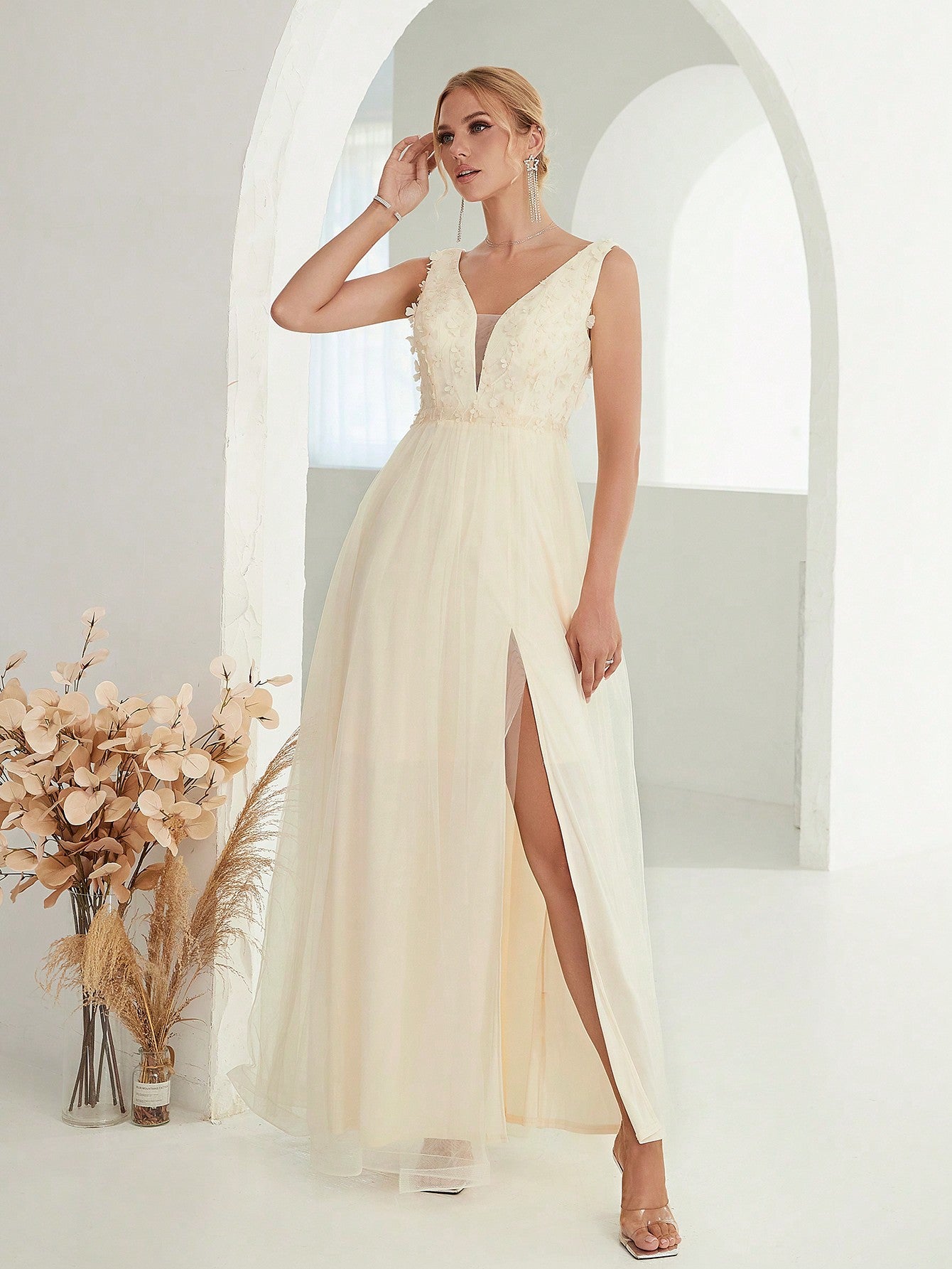 Womens V Neck Sleeveless Lace Dress | noémi